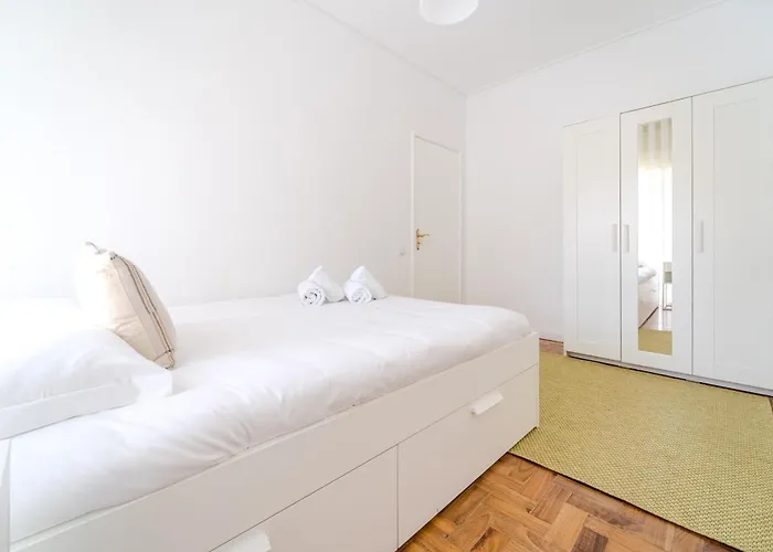 Urban Moura Flat By House And People